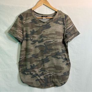 BLVD size L camo short sleeve top